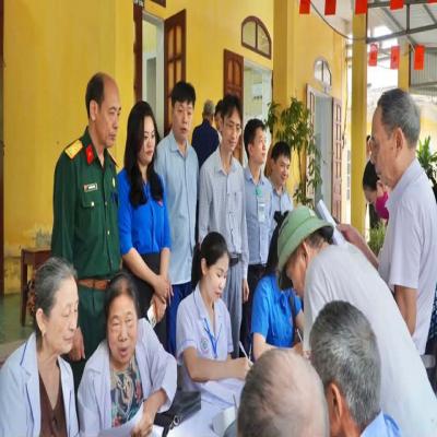ĐOÀN XÃ TỨ KỲ TỔ CHỨC KHÁM BỆNH, TẶNG QUÀ CHO ĐỐI TƯỢNG CHÍNH SÁCH,  NGƯỜI CÓ CÔNG NHÂN KỶ NIỆM 51 NĂM NGÀY GIẢI PHÓNG MIỀN NAM